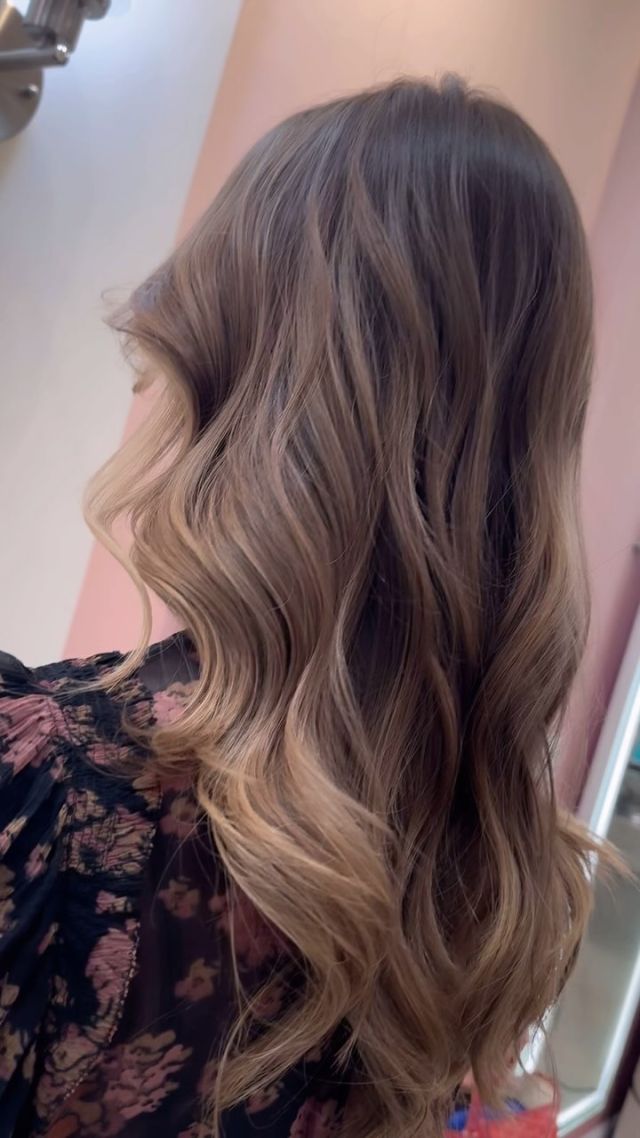 Tint back season is here!! 
•
•
•#nyc #eastvillage #nyccolorist #nycsalon #nycsalonowner #redkenobsessed #livedinhair #bronde #brondehaircolor #brondehair #lowlights #caramelbalayage